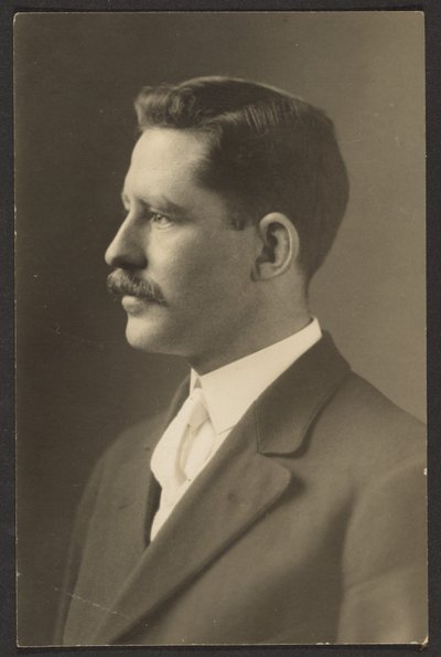 [Man med vit slips] av Louis Fleckenstein