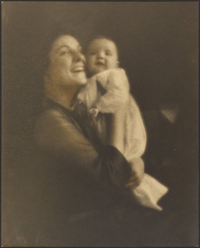 [Mamma och barn i vita klänningar] av Louis Fleckenstein