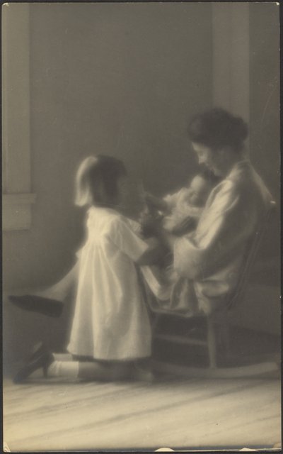 [Mamma i gungställning med barn] av Louis Fleckenstein