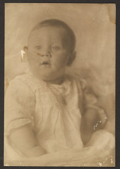 [Porträtt av en baby i spetsklänning] av Louis Fleckenstein