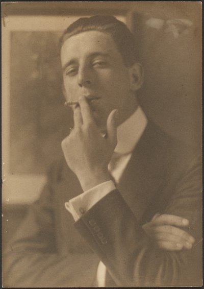 [Porträtt av en man som röker en cigarett] av Louis Fleckenstein
