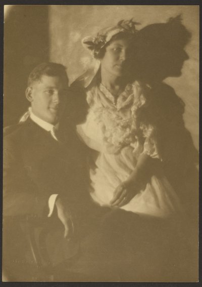 [Porträtt av en man och en kvinna med blommig hatt] av Louis Fleckenstein