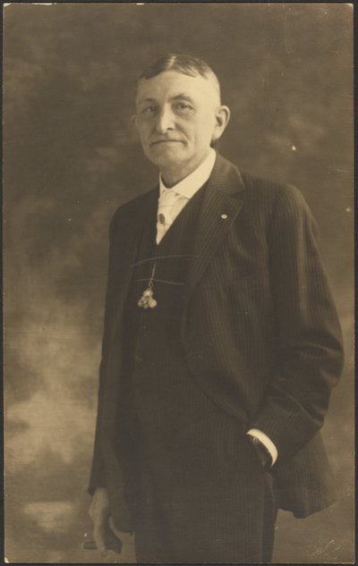 [Porträtt av en man med utsmyckat klockarmband] av Louis Fleckenstein