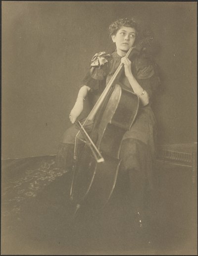 [Porträtt av en kvinna som spelar cello] av Louis Fleckenstein