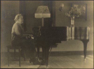 [Porträtt av en kvinna sittande vid pianot] av Louis Fleckenstein