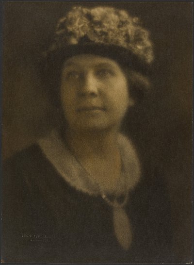 [Porträtt av en kvinna med blommig hatt] av Louis Fleckenstein