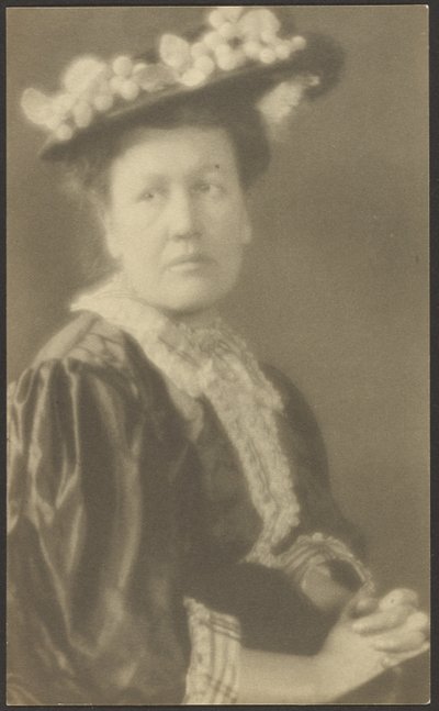 [Porträtt av en kvinna med hatt och blommor av hundkäx] av Louis Fleckenstein