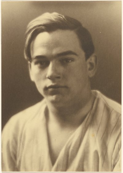 [Porträtt av en ung man i randig skjorta] av Louis Fleckenstein