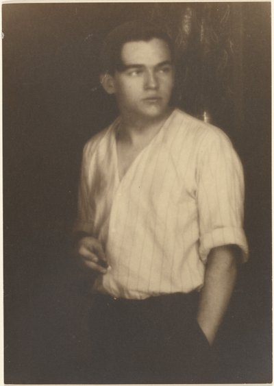 [Porträtt av en ung man i randig skjorta med cigarett] av Louis Fleckenstein