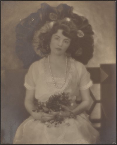 [Porträtt av en ung kvinna med blommor i knät] av Louis Fleckenstein