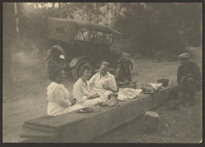[Picknickscen vid vägkanten] av Louis Fleckenstein