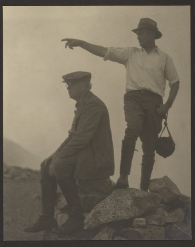 [Två män som tittar åt vänster, Old Baldy Peak] av Louis Fleckenstein