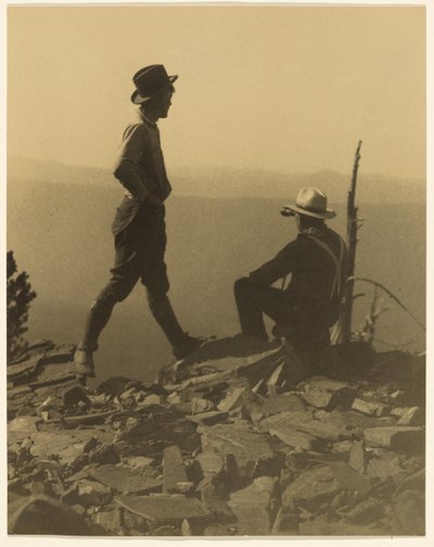 Två män som blickar ut i fjärran (möjligen Old Baldy Peak) av Louis Fleckenstein