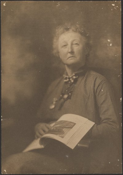 [Woman Holding Magazine] av Louis Fleckenstein
