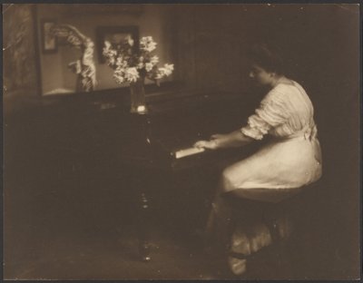 [Kvinna som spelar piano] av Louis Fleckenstein
