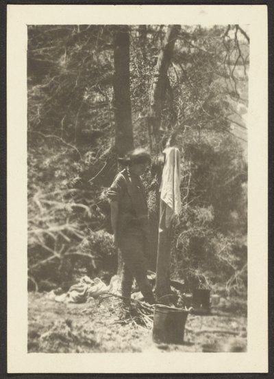 [Kvinna in med hinkar i skogen] av Louis Fleckenstein