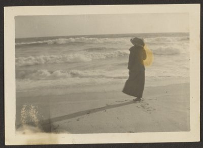 [Kvinna på stranden] av Louis Fleckenstein