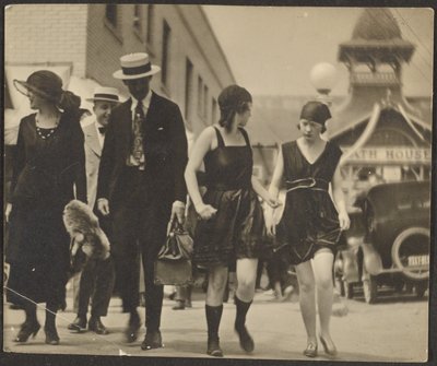 [Kvinnor i kostymer på gatan] av Louis Fleckenstein