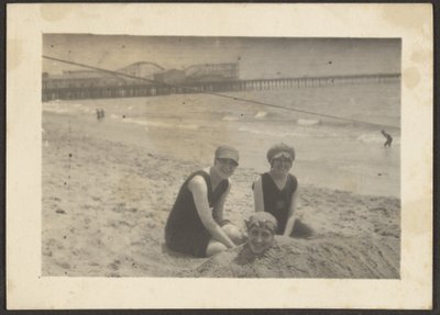 [Kvinnor på stranden som begraver en väninna i sanden] av Louis Fleckenstein