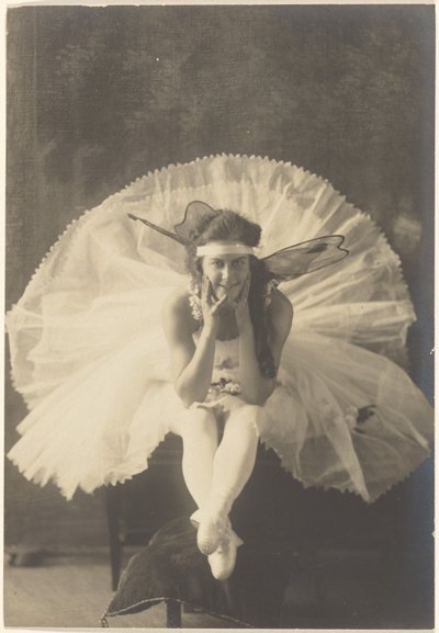 [Ung ballerina med älvvingar] av Louis Fleckenstein