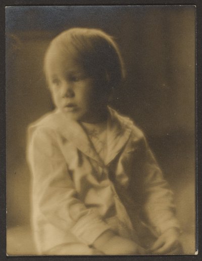 [Ung pojke i sjömanskostym] av Louis Fleckenstein