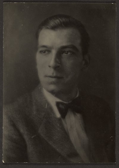 [Ung man med fluga] av Louis Fleckenstein