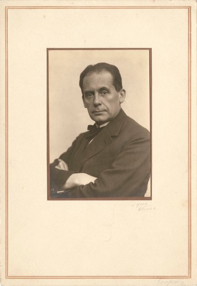 Walter Gropius 1883-1969, början av 1920-talet. av Louis Held