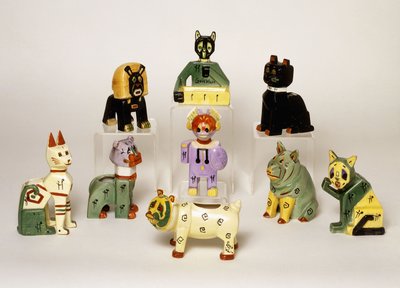En grupp porslinsvaser formade som stiliserade djur, 1900-talet (porslin, emalj) av Louis Wain