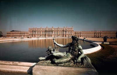 Utsikt över fasaden och fontänerna i parken i slottet i Versailles. Skapad av arkitekterna Louis Le Vau (1612-1670) och Jules Hardouin Mansart (1646-1708) 1668-1684 Chateaux of Versailles and Trianon, Versailles av Louis and Mansart Jules H.  Le Vau