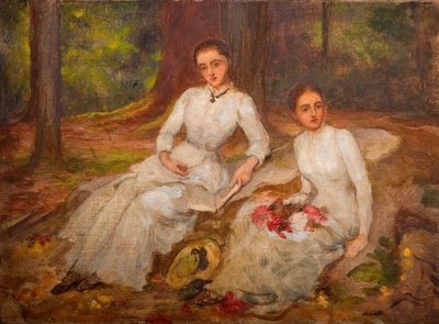 Två kvinnor i vitt sittande i trädbevuxen glänta, 1900. av Louisa Starr