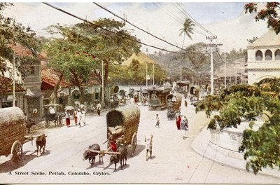 A Street Scene, Pettah, Colombo, Ceylon, ca 1900-20 (handfärgat fotografi) av Ltd. Ceylon Plâté