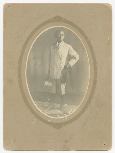 Fotografi av Amos Harper iväg till skolan, ca. 1910. av Lucius Harper
