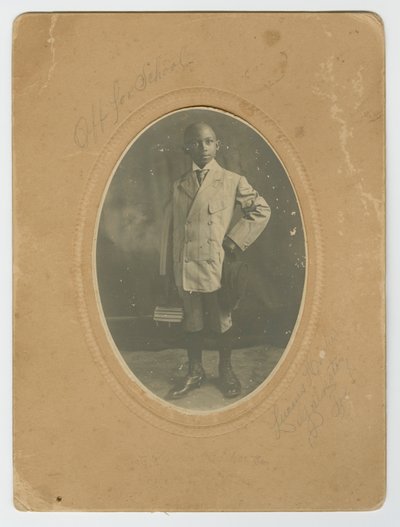Fotografi av Lucius Harper, Jr. iväg till skolan, ca. 1910. av Lucius Harper