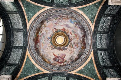 Utsikt över kupolen på Cybo Chapel, fresker dekorerad av Luigi Garzi (1638-1721) (Utsikt över kupolen på Cybo Chapel fresker av Luigi Garzi) Rom Basilica di Santa Maria del Popolo (Kyrkan Santa Maria del Popolo), Cybo Kapell av Luigi Garzi