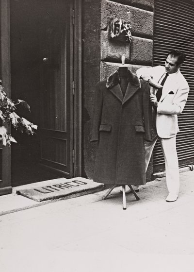 Angelo Litrico, stylist för Nikita Chrusjtjov såväl som för John F. Kennedy, Juan Perón, Tito, Dwight D. Eisenhower, utanför sin butik i Rom av Luigi Leoni