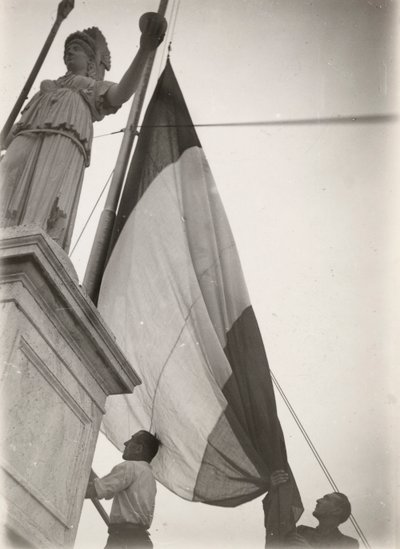Italienska flaggan hissad vid en staty av Luigi Leoni