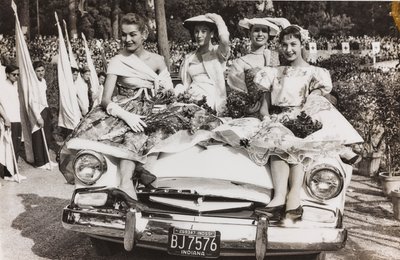 Skyltdockor poserar på en bil på Piazza di Siena i Villa Borghese, Rom av Luigi Leoni