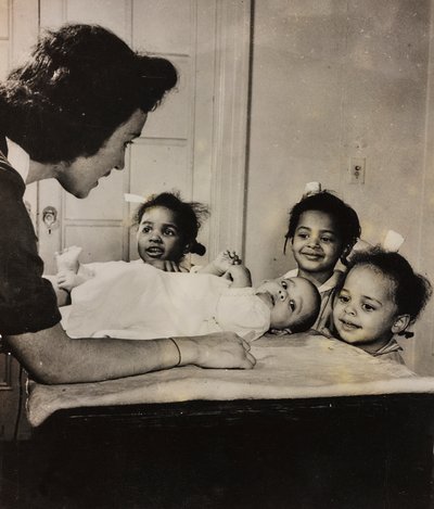 Sjuksköterskan Henry Street hjälper tre afroamerikanska flickor i Harlem, New York City av Luigi Leoni