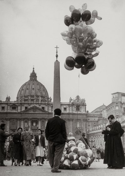 Försäljning av ballonger framför Peterskyrkan i Vatikanen av Luigi Leoni
