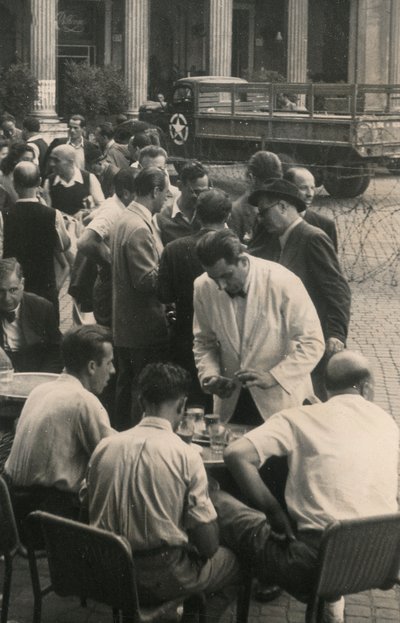 Serveringsbord, i bakgrunden en lastbil från amerikanska armén av Luigi Leoni