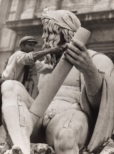 Arbetare på skulpturen av Ganges i de fyra flodernas fontän på Piazza Navona i Rom av Luigi Leoni