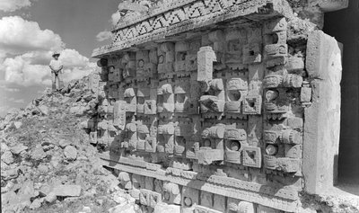 Reliefskulptur på monumental mayaruin, Yucatanhalvön. 1936 av Luis Marden