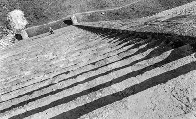 Trappor upp till mayaindianernas monumentala ruin, Chichen Itza-pyramiden. 1936 av Luis Marden