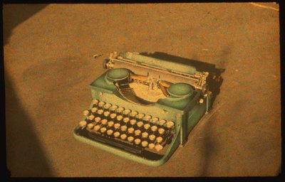 Still life-färgfoto av en skrivmaskin taget med Autochrome LumiÃ¨re och en 35 mm... av Luis Marden
