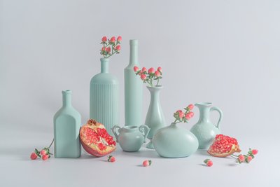Arrangemang med blå vaser och granatäpple av Lydia Jacobs