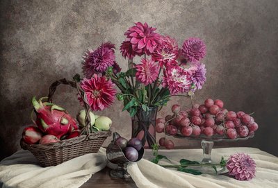 Stilleben med dahlia och frukt av Lydia Jacobs
