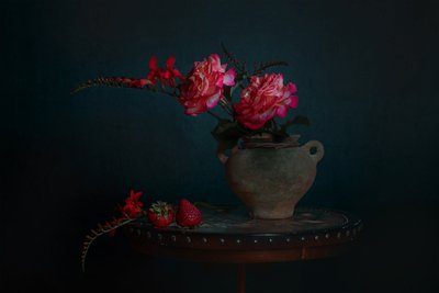 Mörkt blomstilleben av Lydia Jacobs