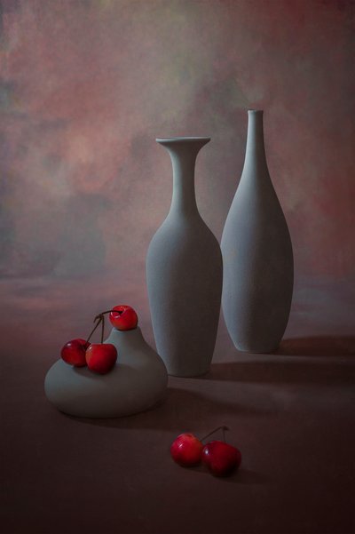 Elegant stilleben med körsbär av Lydia Jacobs