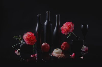Elegant mörkt stilleben av Lydia Jacobs