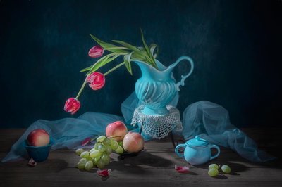 Eleganta tulpaner och frukt av Lydia Jacobs